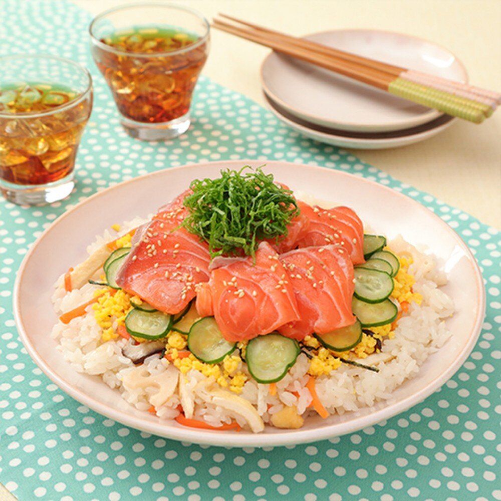 お酢で炊き込む！サーモンのお手軽ちらし寿司